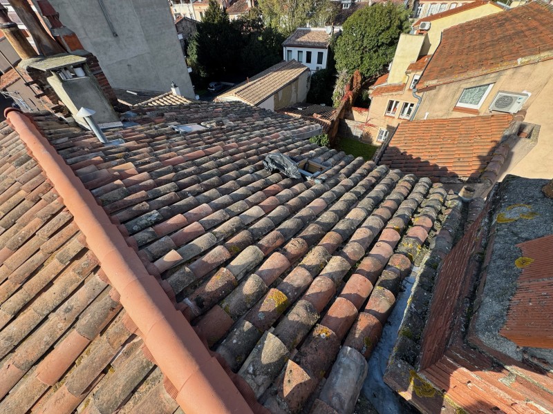 Rénovation complète de toiture avec pose de gouttières et faîtage ventilé à Toulouse