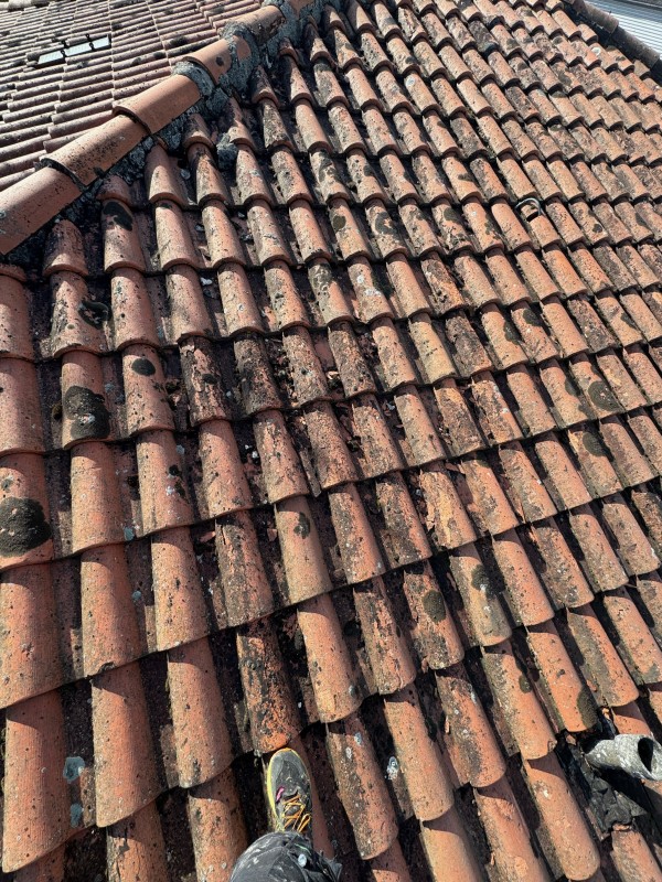 Rénovation de toiture avec écran sous-toiture, liteaux neufs et entourage de cheminée en zinc à Aucamville