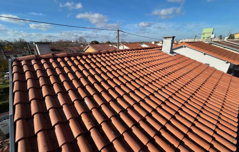 Pose de faîtage ventilé, gouttières zinc et remplacement partiel de couverture à Colomiers – CZMP couvreur zingueur