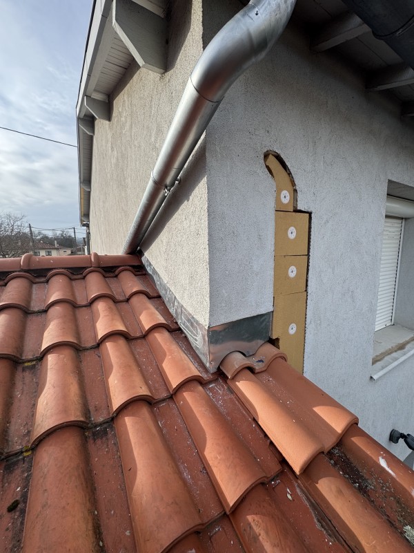 Installation de Descentes de Toit en Zinc à Toulouse : Expertise et Finitions ITE