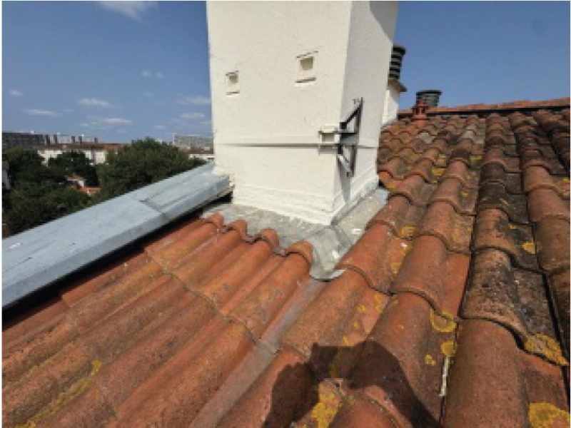 Façonnage et pose d’un entourage de cheminée en zinc naturel sur mesure par l’artisan couvreur CZMP à Toulouse.
