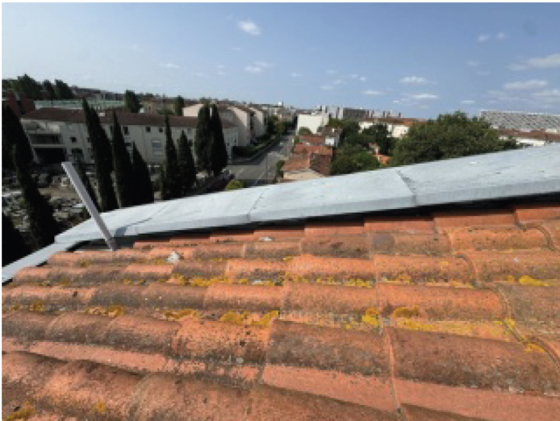 Travaux de couverture et zinguerie à Toulouse (31) par CZMP – remplacement de l’entourage de cheminée en zinc pour une étanchéité renforcée.