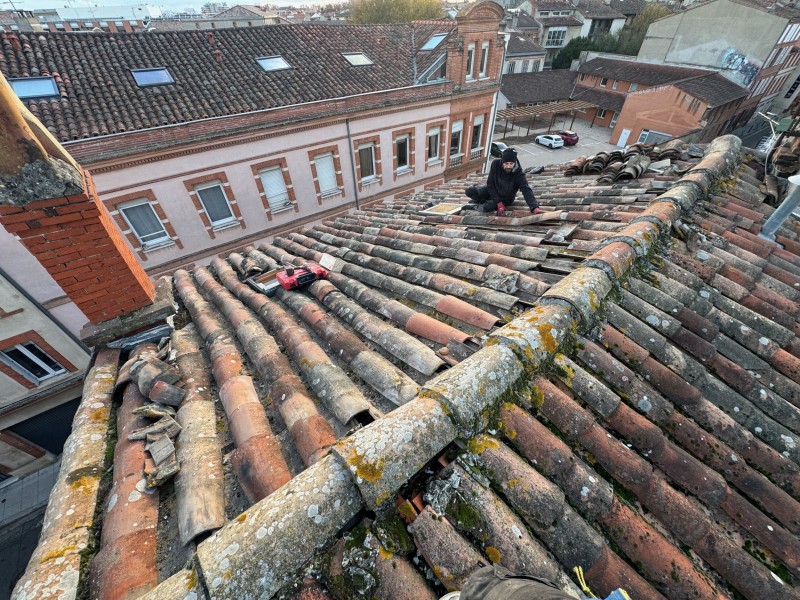 Rénovation complète de toiture avec pose de gouttières et faîtage ventilé à Toulouse