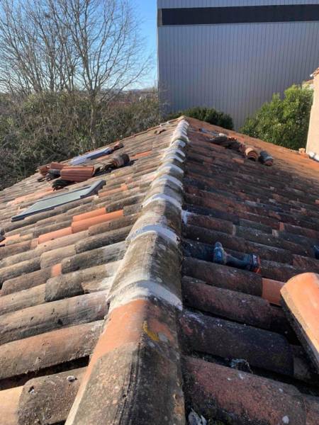 Rénovation du faîtage suite aux intempéries causant des dégâts sur la toiture de maison d'un particulier à Colomiers